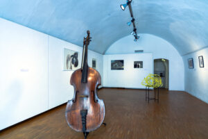 Cello als Rauminstallation 