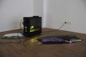 Gaming Computer Rechner verbunden mit einer Maus 