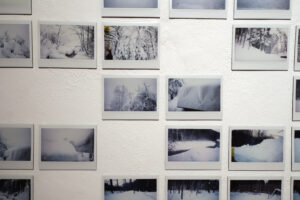 Polaroid Bilder an der Wand mit Winteransichten von Landschaften