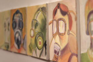 Gemäldereihe mit Personen mit Gasmasken